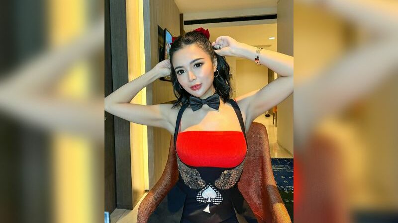 Cekricek.id - Memamerkan pose dengan memperlihatkan ketek seolah menjadi hal yang biasa dan andalan dari seorang Wika Salim.