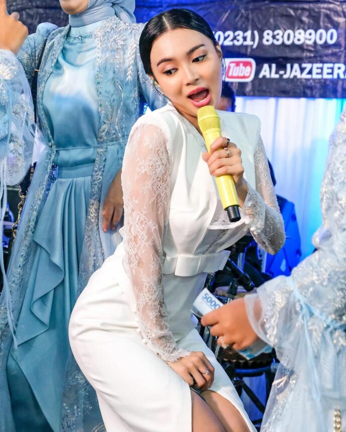 Intip Gaya Wika Salim Joget Bergaun Putih, Slide Ketiga Paling Hot 6 Intip Gaya Wika Salim Joget Bergaun Putih, Slide Ketiga Paling Hot