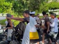 Cekricek.id, Berita Viral – Baru baru ini viral sebuah video yang memperlihatkan seorang turis asing mengamuk di tengah jalan. Pemicu kemarahannya diduga karena bule tersebut diminta untuk memperlambat laju kendaraan saat sebuah upacara adat sedang berlangsung. Tapi, bukannya mematuhi himbauan, dia malah marah-marah dan mengajak duel.