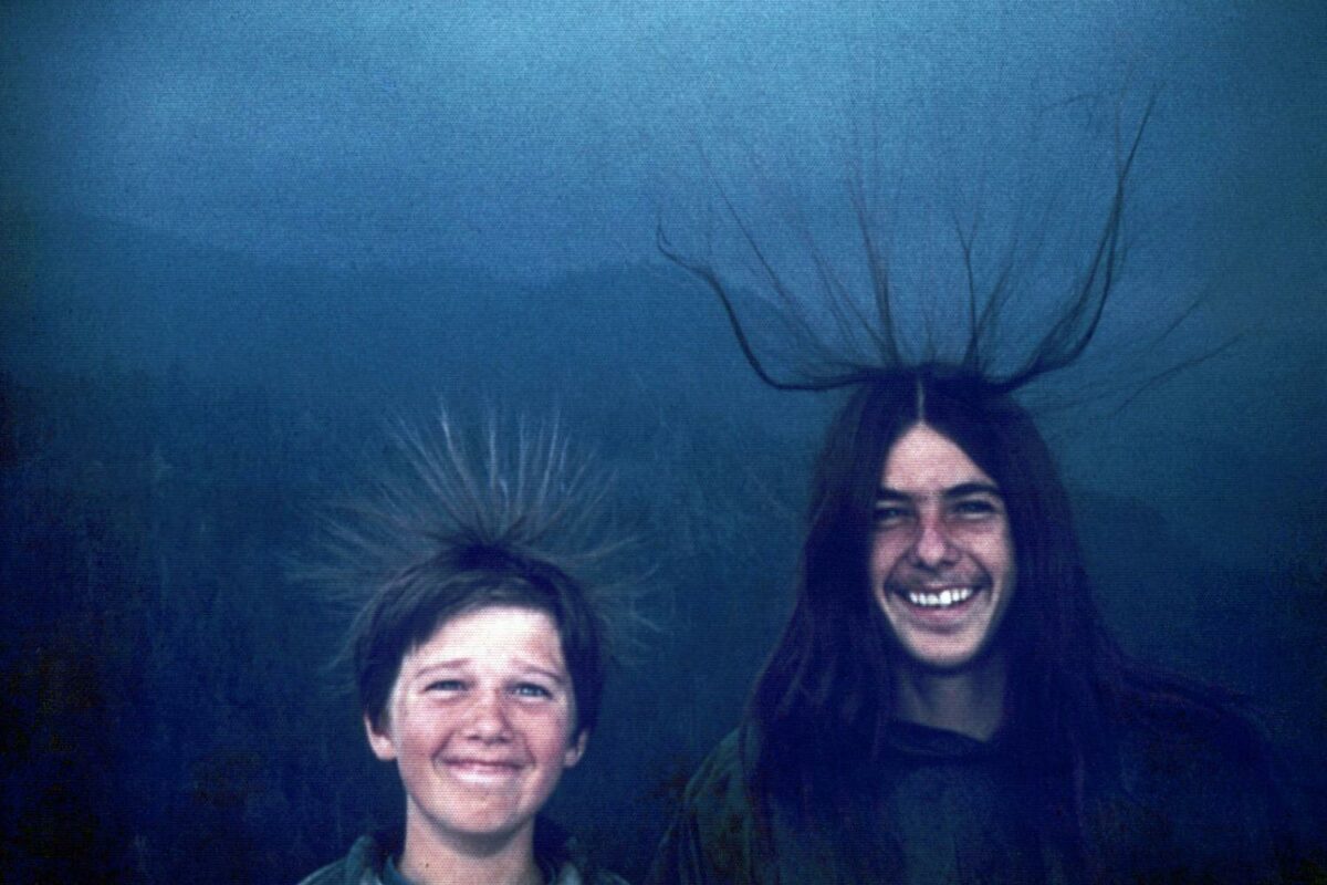 Viral Fenomena Rambut Berdiri Para Penumpang Kapal, Tanda Petir Tapi Orang-orang Malah Asik Swafoto 2 Lampiran Gambar