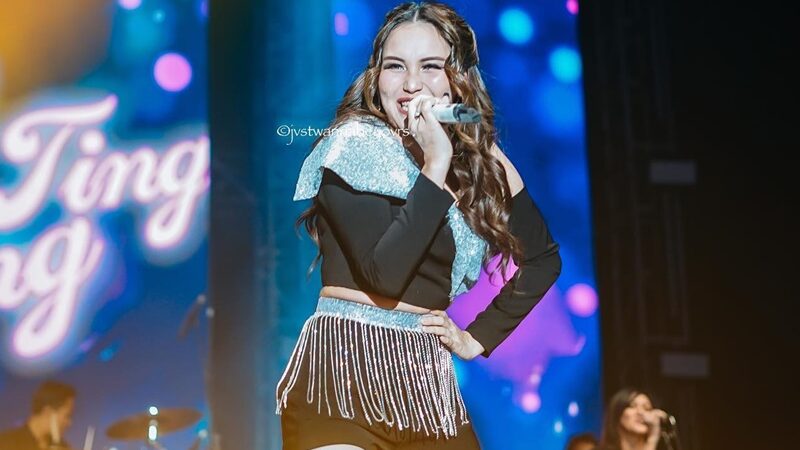 Ayu Ting Ting kedapatan manggung dengan memekai kostum ala-ala Jennie Blackpin, netizen lantas menyoroti penampilannya tersebut.