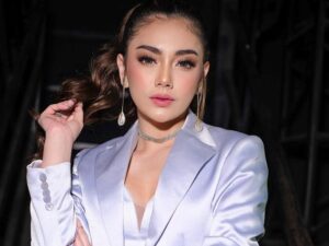 Celine Evangelista belum lama ini kepergok salah seorang warganet melakukan salat, ia pun didoakan netizen semoga istiqomah dalam ibadahnya.