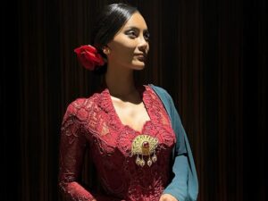 Erika Carline mengenakan kebaya merah ke kondangan adik mantan, ia tampil mempesona dengan kebaya merah menuai komentar warganet.
