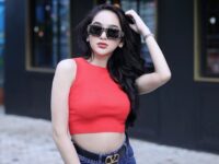 Hana Hanifah mengunggah foto baru lewat akun Instagram pribadinya hanya memakai tanktop pendek hingga memperlihatkan perut mulusnya.