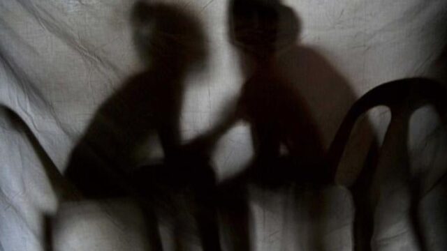 Seorang pemuda menggrebek ibu kandung dan kakeknya sendiri sedang melakukan perbuatan tak senonoh di toilet SPBU viral di media sosial.