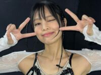 Jennie Blackpink mendapat gelar baru setelah konser di Indonesia, yaitu digelari Dewi Angin karena sering cari angin saat konser di GBK.