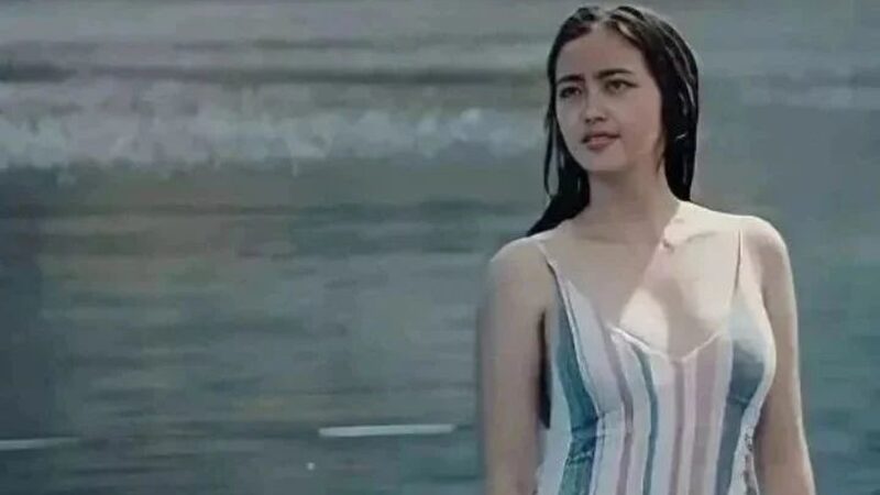 Ranty Maria mendapat komentar pedas dari netizen usai mengunggah foto seksinya yang hanya memakai bikini saat mandi dipantai.