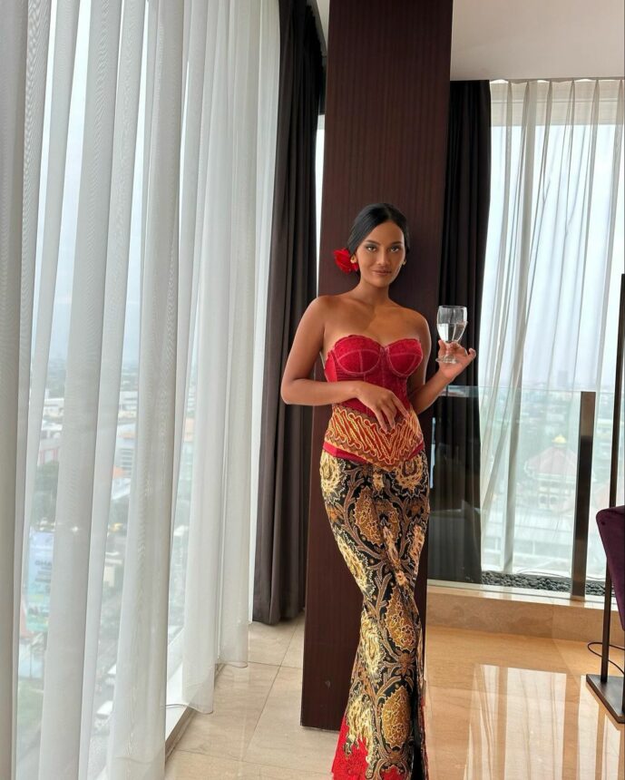 cekricek.id, berita seleb dan berita artis - Erika Carlina Berkebaya Merah, Kulit Eksotisnya Bikin Tambah Cantik