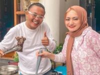 Aksi Nathalie Holscher yang melakukan video call dengan mantan suaminya, Sule hebohkan jagat maya dan dinilai membuka peluang untuk rujuk.