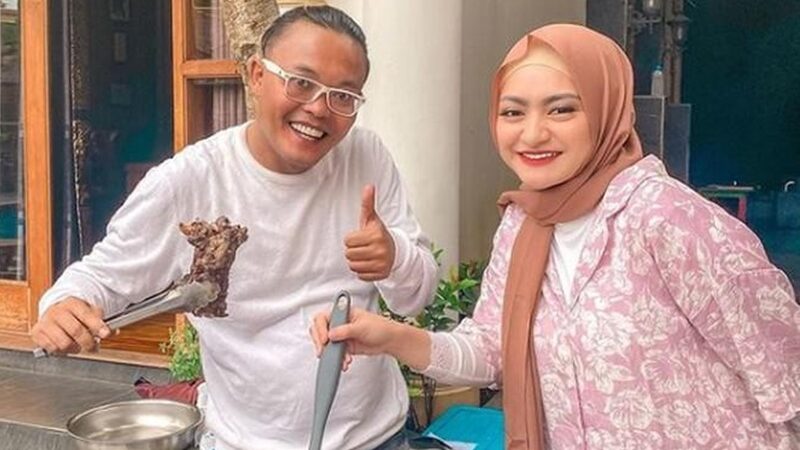 Aksi Nathalie Holscher yang melakukan video call dengan mantan suaminya, Sule hebohkan jagat maya dan dinilai membuka peluang untuk rujuk.