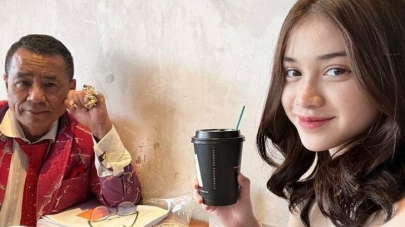 Cekricek.id, Berita Seleb dan Berita Artis – Hotman Paris kali ini berhasil mengangkat sosok pesinetron cantik sebagai asisten pribadinya yang ke-108. Meski memiliki paras memesona dan umur yang masih muda, netizen tak serta merta menyetujui melainkan jadi bertanya-tanya alasan di balik pengangkatan tersebut.