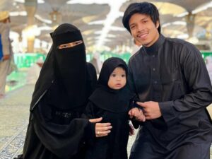 Cekricek.id, berita seleb dan berita artis - Aurel Hermansyah Pakai Cadar Saat Umrah, Netizen: Meski Tak Namak Wajah Tapi Tetap Cantik
