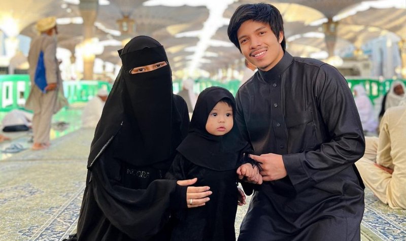 Cekricek.id, berita seleb dan berita artis - Aurel Hermansyah Pakai Cadar Saat Umrah, Netizen: Meski Tak Namak Wajah Tapi Tetap Cantik