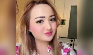 Cekricek.id, berita seleb dan berita artis - Selebgram Lina Mukherjee Sesumbar Tak Takut Konsumsi Babi, Tuai Kecaman Keras dari Warganet