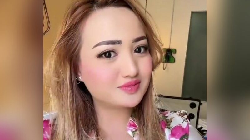 Cekricek.id, berita seleb dan berita artis - Selebgram Lina Mukherjee Sesumbar Tak Takut Konsumsi Babi, Tuai Kecaman Keras dari Warganet