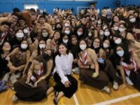 Cekricek.id, Berita Seleb dan Berita Artis – Prilly Latuconsina menyedot perhatian netizen saat mengetahui harga outfit yang dikenakannya saat menghadiri seminar yang diadakan oleh sebuah sekolah menengah. Meski tampak sederhana, namun ternyata baju, tas hingga sepatunya adalah barang-barang yang bermerk.