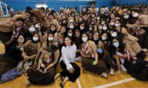 Cekricek.id, Berita Seleb dan Berita Artis – Prilly Latuconsina menyedot perhatian netizen saat mengetahui harga outfit yang dikenakannya saat menghadiri seminar yang diadakan oleh sebuah sekolah menengah. Meski tampak sederhana, namun ternyata baju, tas hingga sepatunya adalah barang-barang yang bermerk.