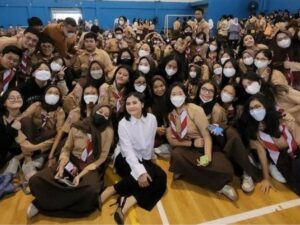 Cekricek.id, Berita Seleb dan Berita Artis – Prilly Latuconsina menyedot perhatian netizen saat mengetahui harga outfit yang dikenakannya saat menghadiri seminar yang diadakan oleh sebuah sekolah menengah. Meski tampak sederhana, namun ternyata baju, tas hingga sepatunya adalah barang-barang yang bermerk.