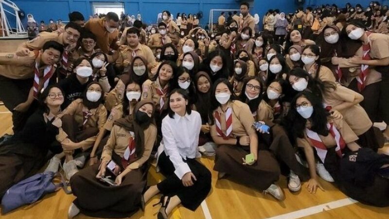 Cekricek.id, Berita Seleb dan Berita Artis – Prilly Latuconsina menyedot perhatian netizen saat mengetahui harga outfit yang dikenakannya saat menghadiri seminar yang diadakan oleh sebuah sekolah menengah. Meski tampak sederhana, namun ternyata baju, tas hingga sepatunya adalah barang-barang yang bermerk.