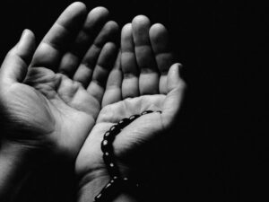 Cekricek.id, Portal Islam – Ziarah kubur merupakan salah satu tradisi yang rutin dijalakan umat muslim sebelum datangnya bulan Ramadhan. Kebiasaan yang sudah turun-temurun ini pun bagi sebagian orang sudah dianggap sebagai suatu keharusan.