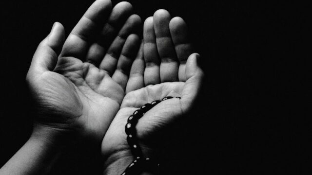 Cekricek.id, Portal Islam – Ziarah kubur merupakan salah satu tradisi yang rutin dijalakan umat muslim sebelum datangnya bulan Ramadhan. Kebiasaan yang sudah turun-temurun ini pun bagi sebagian orang sudah dianggap sebagai suatu keharusan.