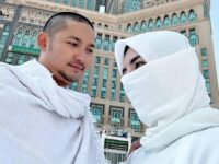 Cekricek.id, Berita Seleb dan Berita Artis – Angga Wijaya, mantan suami pedangdung Dewi Perssik rupanya telah menikah lagi. Setelah beberapa waktu lalu dirinya memamerkan kemesraan dengan seorang perempuan di tepi pantai, kini dia dan wanita yang diduga sama tengah menjalankan ibadah umrah di tanah suci.