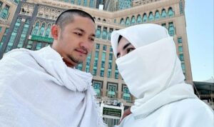 Cekricek.id, Berita Seleb dan Berita Artis – Angga Wijaya, mantan suami pedangdung Dewi Perssik rupanya telah menikah lagi. Setelah beberapa waktu lalu dirinya memamerkan kemesraan dengan seorang perempuan di tepi pantai, kini dia dan wanita yang diduga sama tengah menjalankan ibadah umrah di tanah suci.