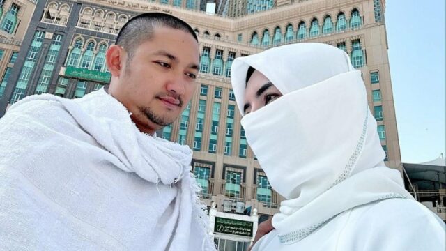 Cekricek.id, Berita Seleb dan Berita Artis – Angga Wijaya, mantan suami pedangdung Dewi Perssik rupanya telah menikah lagi. Setelah beberapa waktu lalu dirinya memamerkan kemesraan dengan seorang perempuan di tepi pantai, kini dia dan wanita yang diduga sama tengah menjalankan ibadah umrah di tanah suci.