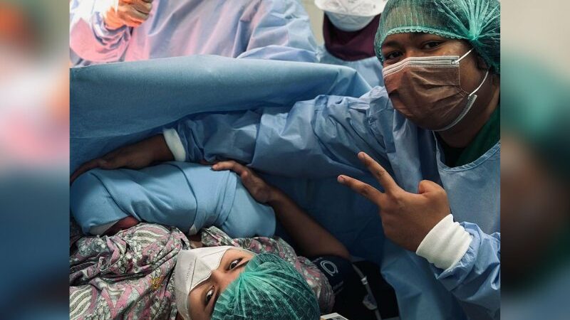 Cekricek.id, Berita Seleb dan Berita Artis – Marshel Widianto membuat jagad dunia maya heboh dengan unggahannya yang memamerkan potret kelahiran anak pertamanya. Pria yang sempat dikabarkan menjalin hubungan dengan Celine Evangelista ini rupanya telah cukup lama menikah.