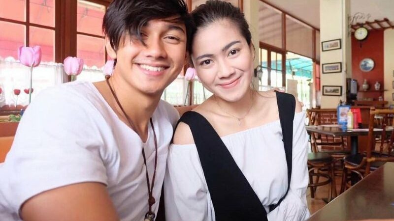 Cekricek.id, Berita Seleb dan Berita Artis – Pasangan selebriti, Immanuel Caesar Hito dan Felicya Angelista tengah merayakan genap 10 tahun hubungan asmara keduanya. Mulai dari masa pacaran hingga menjadi satu keluarga dengan dua buah hati mereka yang cantik-cantik.