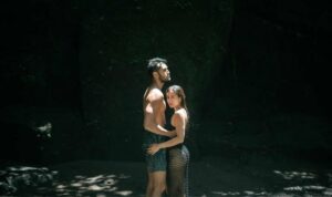 Cekricek.id, Berita Seleb dan Berita Artis – Wulan Guritno kembali mengumbar kemesraan dengan kekasih brondongnya, Sabdayagra Ahessa. Seperti dalam sebuah foto yang memperlihatkan keduanya saling berpelukan dengan outfit yang cukup terbuka. Perbedaan tinggi badan dan usia pun ramai diperbincangkan.