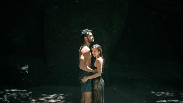 Cekricek.id, Berita Seleb dan Berita Artis – Wulan Guritno kembali mengumbar kemesraan dengan kekasih brondongnya, Sabdayagra Ahessa. Seperti dalam sebuah foto yang memperlihatkan keduanya saling berpelukan dengan outfit yang cukup terbuka. Perbedaan tinggi badan dan usia pun ramai diperbincangkan.