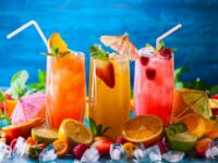 Cekricek.id, Kuliner – Ada banyak resep minuman segara yang bisa disajikan untuk menu buka puasa di bulan Ramadhan. Di antaranya, merupakan olahan dari buah-buahan yang tidak hanya menyegarkan tetapi juga baik untuk kesehatan.