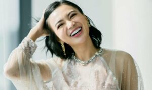 Cekricek.id, Berita Seleb dan Berita Artis – Wika Salim tampil dengan sedikit lebih tertutup ketika menghadiri salah satu acara yang mengangkat tema Ramadhan. Meski melepas outfit tanktop andalan, namun setelan yang dia kenakan tetap menuai cemoohan karena bahan bajunya yang transparan.