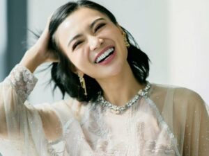 Cekricek.id, Berita Seleb dan Berita Artis – Wika Salim tampil dengan sedikit lebih tertutup ketika menghadiri salah satu acara yang mengangkat tema Ramadhan. Meski melepas outfit tanktop andalan, namun setelan yang dia kenakan tetap menuai cemoohan karena bahan bajunya yang transparan.