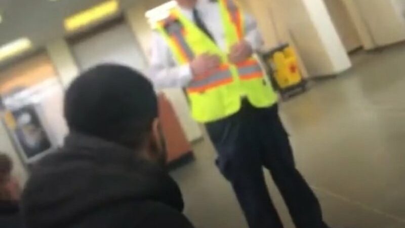 Cekricek.id, Berita Viral – Sebuah video yang memperlihatkan seorang pria meminta izin untuk menumpang salat di peron stasiun kereta api ramai diperbincangkan. Pasalnya, petugas yang ada di sana tidak mau memberi izin karena menganggap pria tersebut akan mengganggu kenyamanan calon penumpang lainnya.