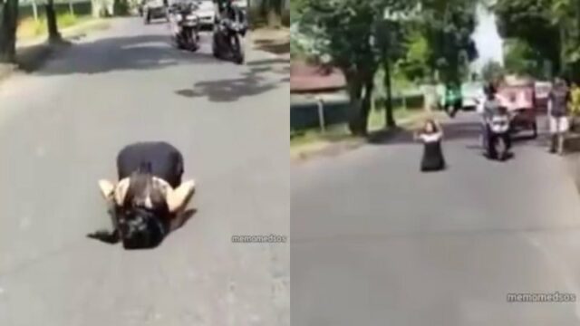 Cekricek.id, Berita Viral – Seorang wanita yang hanya dibalut kemben dari kain hitam sukses mencuri perhatian karena aksi nekatnya. Tanpa menghiraukan orang lain, dia memeragakan gerakan salat di tengah jalanan aspal sambil ditemani kendaraan yang berlalu-lalang.