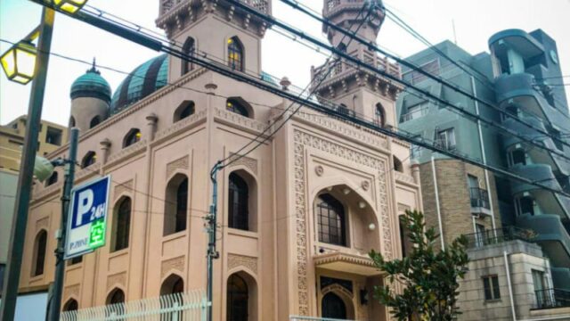 Cekricek.id, Portal Islam – Meski tergolong minoritas, namun di Jepang ternyata juga masjid besar yang berdiri kokoh dan sudah berumur tua. Itu adalah Masjid Kobe, yang berhasil membuat banyak orang takjub karena tetap berdiri tegak meski pernah ditimpa dua bencana besar.