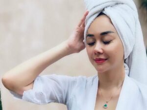 Cekricek.id, Berita Seleb dan Berita Artis – Aura Kasih merasa pusing dengan lika-liku perjalanan cintanya. Tampaknya patah hati yang pernah dirasakan sebelumnya masih membayangi artis cantik itu, bahkan sampai saat ini dia masih betah menyandang statusnya sebagai seorang janda.