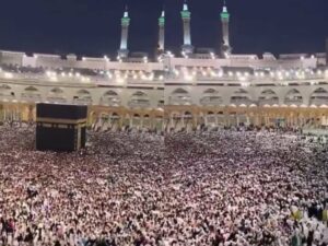 Cekricek.id, Berita Viral – Salat Jumat pertama di Masjidil Haram pada minggu pertama Ramadhan tahun ini sukses membuat banyak orang terkesima. Pasalnya, jika dilihat dari atas, para jemaah yang ramai memadati tempat ibadah umat muslim ini terlihat seperti lautan manusia yang memenuhi setiap sudutnya.