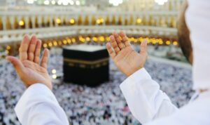 Cekricek.id – Rombongan Jemaah umrah tunanetra sukses membuat orang-orang terharu dengan keinginan kuat mereka untuk melaksanakan ibadah di tanah suci. Meski berkekurangan, mereka tampak begitu kompak dengan berjalan beriringan dan saling berpegangan pada pundak satu sama lain.