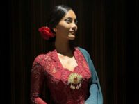 Cekricek.id, Berita Seleb dan Berita Artis – Artis cantik Erika Carlina tampak begitu menawan dengan balutan kebaya merah dalam foto terbaru yang dibagikannya. Kulit eksotisnya yang berpadu dengan warna pakaiannya yang gelap dan kental membuat penampilannya semakin cantik dan memesona.