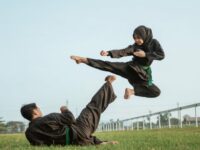 Cekricek.id – Tawuran antar pesilat yang terjadi di daerah Nganjuk, Jawa Timur sukses hebohkan jagad dunia maya. Berbeda dari yang biasanya dijumpai, kali ini bukan anak sekolahan yang bikin heboh melainkan orang-orang yang dengan pakaian serba hitam yang belajar ilmu bela diri.