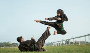 Cekricek.id – Tawuran antar pesilat yang terjadi di daerah Nganjuk, Jawa Timur sukses hebohkan jagad dunia maya. Berbeda dari yang biasanya dijumpai, kali ini bukan anak sekolahan yang bikin heboh melainkan orang-orang yang dengan pakaian serba hitam yang belajar ilmu bela diri.