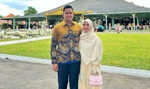 Cekricek.id, Berita Seleb dan Berita Artis – Tidak sedikit artis cantik yang memilih untuk menikah dengan pria sukses seperti pengusaha hingga pejabat. Tak jarang dari mereka memutuskan untuk vakum dari dunia hiburan dan fokus menjadi istri dan ibu rumah tangga yang baik.