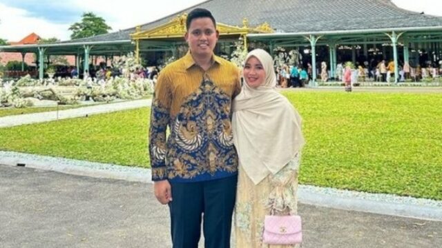 Cekricek.id, Berita Seleb dan Berita Artis – Tidak sedikit artis cantik yang memilih untuk menikah dengan pria sukses seperti pengusaha hingga pejabat. Tak jarang dari mereka memutuskan untuk vakum dari dunia hiburan dan fokus menjadi istri dan ibu rumah tangga yang baik.