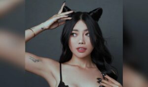 Cekricek.id, Berita Seleb dan Berita Artis – Wendy Walters tampil begitu cantik dengan balutan dress hitam serta rambut yang dikuncir mirip telinga membuatnya mirip manusia kucing. Banyak yang mengira bahwa dengan penampilannya itu akan membuat mantan suaminya, Reza Arap menyesal telah bercerai dengannya.