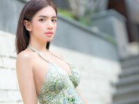 Cekricek.id, Berita Seleb dan Berita Artis – Berbalut mini dress berwara hijau, Angel Karamoy tampak bergitu cantik dan memesona. Penampilannya secara keseluruhan membuatnya semakin terlihat awet mua. Bahkan para hawa yang berumur lebih muda darinya mengaku insecure dengan idola mereka ini.