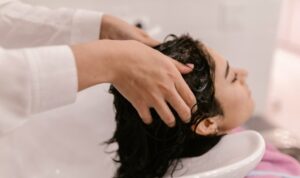 Cekricek.id, Berita Viral - Shamli Pujari, seorang trans yang kini bekerja di salon khusus LGBT menceritakan kisah pahit yang dialaminya ketika menjadi pekerja lepas. Dia sulit mendapatkan pekerjaan tetap sesuai bidangnya yaitu ahli kecantikan. Setiap kali dia datang ke salon, pemiliknya menghargai keahliannya namun menolak untuk mempekerjakannya karena jenis kelaminnya.