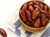 Cekricek.id, Kesehatan – Konsumsi tiga butir kurma saat berbuka puasa ternyata memiliki begitu banyak manfaat bagi tubuh. Kata dokter, menu bercita rasa manis ini disebut memiliki kandungan nutrisi yang baik dan sangat direkomendasikan untuk kesehatan.